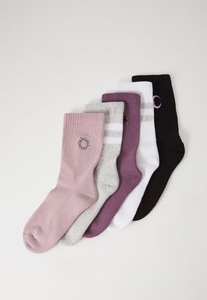 Cinq paires de chaussettes côtelées en rose, gris, violet, blanc et noir. Détails notables comprenant une broderie en forme de soleil et de cercle sur certaines couleurs.
