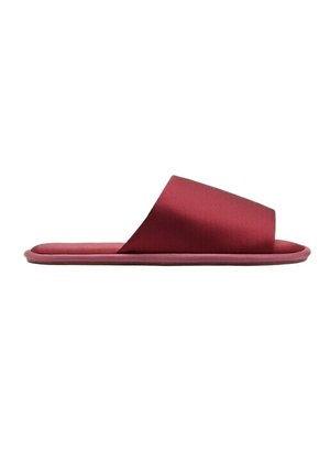 Jedna czerwona klapka na płaskiej podeszwie z szerokim paskiem, widoczna z boku na białym tle.