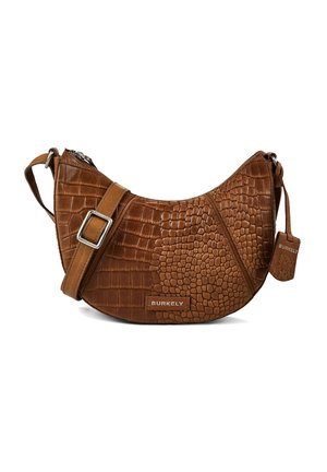 Bolso bandolera de cuero marrón con textura de cocodrilo, correa ajustable, cierre con cremallera y etiqueta con el logo de Burkely en la parte delantera y lateral.