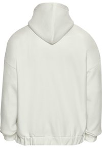 Biała, oversized bluza z miękkiego materiału, z kapturem ze sznurkiem, szerokimi rękawami i ribbowanym dołem dla luźnego, komfortowego kroju.