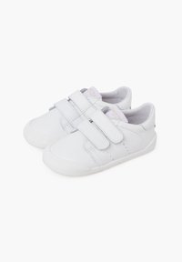 Sneakers bianchi con due cinturini in velcro, esterno in pelle liscia, delicate perforazioni e suola in gomma texturizzata. Design della punta arrotondata.