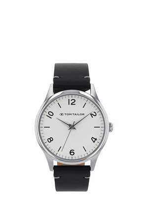 Runde silberne Armbanduhr mit weißem Zifferblatt, schwarzen arabischen Zahlen, schwarzen Stunden- und Minutenzeigern, dünnem Sekundenzeiger und schwarzem Lederarmband.