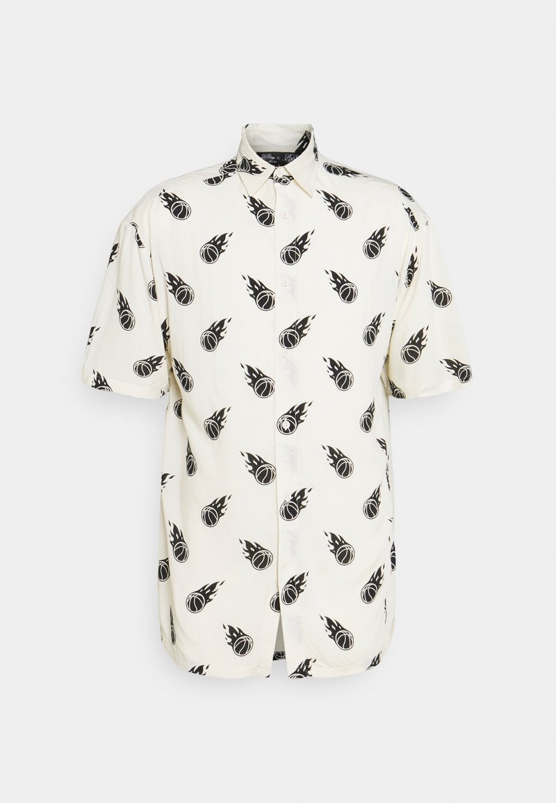 Chemise blanche à manches courtes avec motifs de basketballs enflammés noirs, col pointu et coupe décontractée.