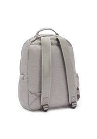 Mochila de tela gris con una textura suave, correas de hombro acolchadas, asa superior, bolsillos laterales y forma semi-redondeada.