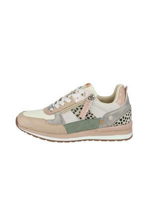 Zapatilla de corte bajo con paneles blancos, beige, verdes y grises, acentos de estampado de leopardo, cordones blancos y detalle de cremallera lateral.