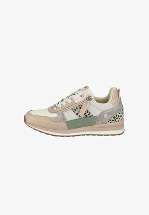 Zapatilla de corte bajo con paneles blancos, beige, verdes y grises, acentos de estampado de leopardo, cordones blancos y detalle de cremallera lateral.