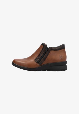 Bottes cuir marron à la cheville avec double fermeture éclair latérale, accents noirs texturés, bout arrondi et semelle compensée basse.