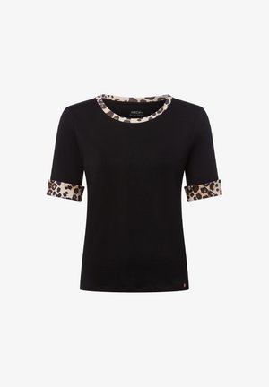 Zwarte T-shirt met een panterprint op de halslijn en mouwen. Korte mouwen, zachte stof en een relaxed fit. Opvallende accenten zijn de dierenprint.