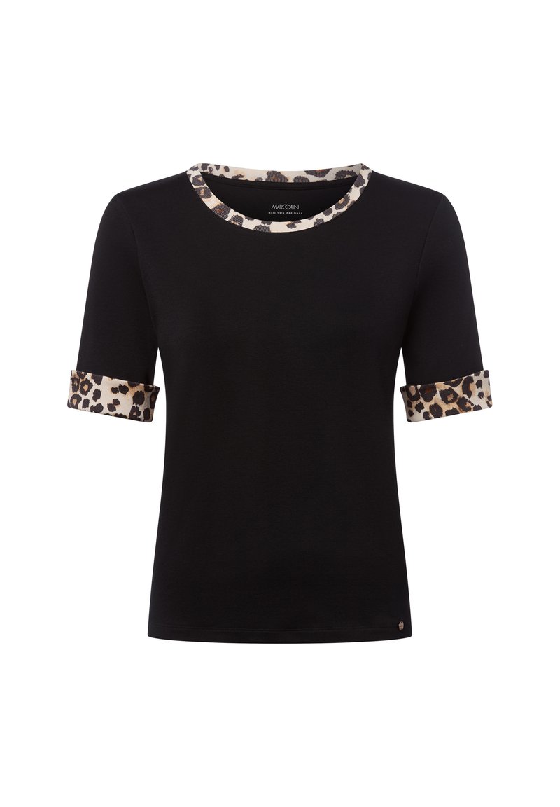 Schwarzes T-Shirt mit einem Leopardenmuster am Kragen und an den Ärmelbündchen. Kurze Ärmel, weicher Stoff und lockere Passform. Auffällige Akzente sind das Tiermuster.