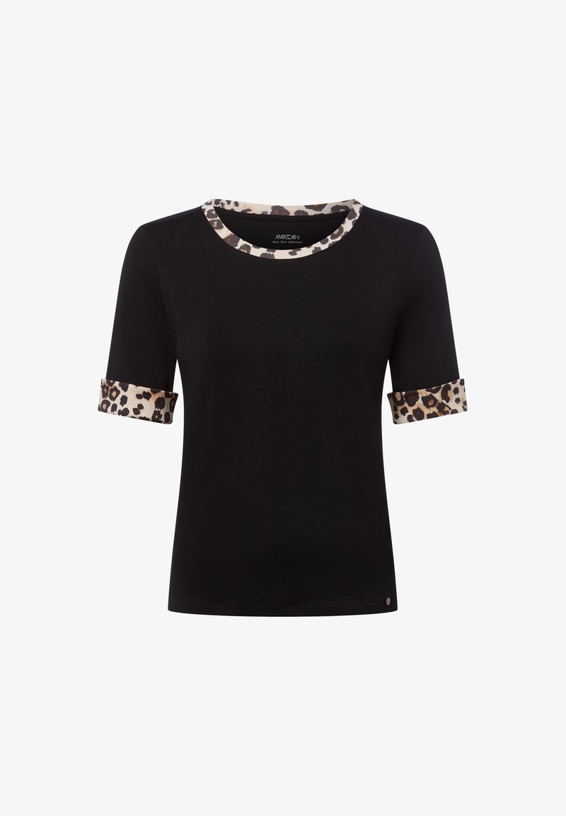 Schwarzes T-Shirt mit einem Leopardenmuster am Kragen und an den Ärmelbündchen. Kurze Ärmel, weicher Stoff und lockere Passform. Auffällige Akzente sind das Tiermuster.