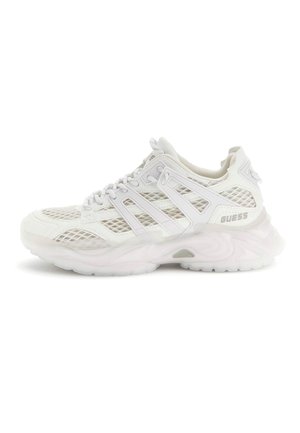 Zapatilla deportiva blanca de Guess con laterales de malla, suela gruesa y acolchada, y cierre de cordones, mostrada desde una vista lateral sobre un fondo blanco.