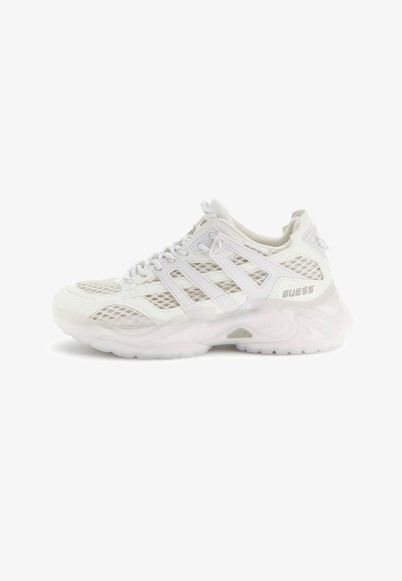 Baskets de sport blanches Guess avec côtés en mesh, semelle épaisse et rembourrée, fermeture à lacets, vues de profil sur fond blanc.