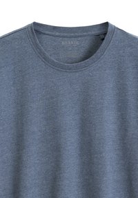 Niebieska koszulka z okrągłym dekoltem, wykonana z miękkiego, teksturowanego materiału. Posiada subtelne logo marki oraz informacje na metce w pobliżu dekoltu.