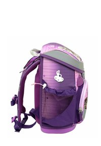 Lila Kinder-Rucksack mit seitlicher Netztasche, verstellbaren Trägern und einem Muster aus Herzen und einer Cartoon-Ente auf der Vorderseite.