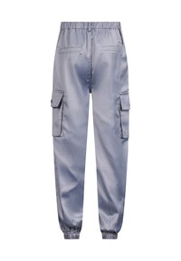 Lichtgrijze satijnen cargobroek met een elastische tailleband, twee zijzakken en twee extra zakken op de bovenbenen. Omgeslagen uiteinden.