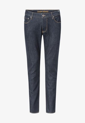 Calças de ganga azul-escuro com um corte slim, design de cinco bolsos e costura amarela. Apresenta um fecho de botão e o logótipo "JOOPJEANS" na cintura.
