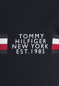 Tommy Hilfiger Triko s potiskem - dark blue