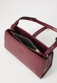 Tommy Hilfiger LIBRE SHOULDER BAG - Sac à main - deep rouge