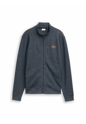 Grauer Kapuzenpullover mit Reißverschluss, strukturierter Stoff, hohem Kragen und einem orangefarbenen "1962"-Logo auf der linken Brust. Mit eng anliegenden Bündchen und Saum ausgestattet.