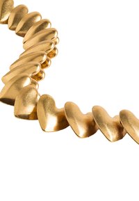 Złoty naszyjnik w kształcie serca z teksturowanym wykończeniem, składający się z połączonych serc o gładkiej, polerowanej powierzchni i zaokrąglonym, organicznym kształcie.