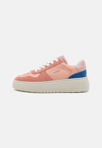 Baskets en suède et cuir rose avec lacets blancs, présentant un accent bleu sur le talon et une épaisse semelle beige. Design perforé à l'avant.