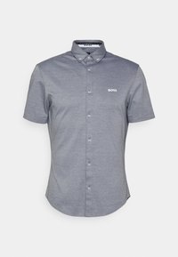 Koszula na krótki rękaw na guziki w ciemnoniebieskim materiale o fakturowanym wzorze. Posiada kołnierz typu spread i małe białe logo "BOSS".