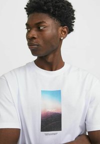 Jack & Jones JORVESTERBRO PICTURE CREW NECK - Nyomott mintás póló - bright white