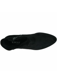 Stivale alla caviglia in suede nero con punta affusolata, zip laterale e texture liscia. Presenta cuciture minime e un logo discreto sul plantare.
