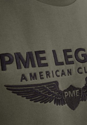 Oliwkowy sweatshirt z prążkowanym dekoltem, z czarnym haftem "PME LEGEND" i wzorem skrzydeł. Miękka tekstura, swobodny krój.