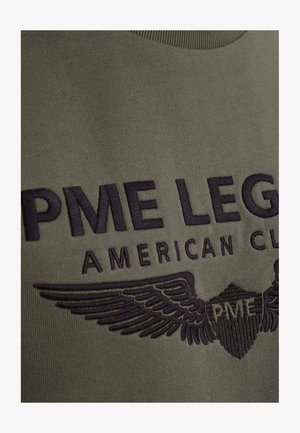 Oliwkowy sweatshirt z prążkowanym dekoltem, z czarnym haftem "PME LEGEND" i wzorem skrzydeł. Miękka tekstura, swobodny krój.