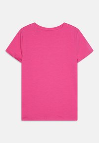 Kortermet t-skjorte i lys rosa stoff, med rund hals, glatt tekstur og jevn falm med ingen synlige mønstre eller aksenter.