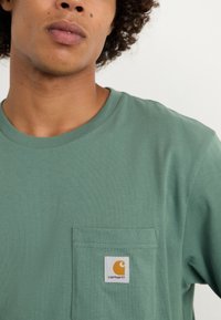 Carhartt WIP POCKET - Pamata T-krekls - duck green