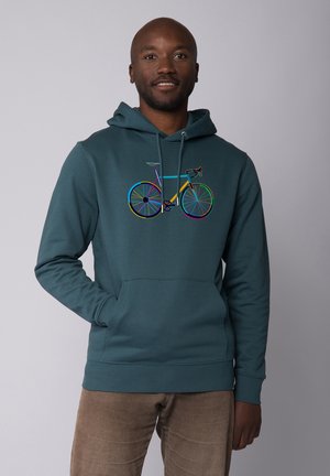 Teal hoodie gemaakt van zacht materiaal, met een kleurrijke fietsafbeelding op de voorkant, een voorvak en een capuchon met trekkoord.