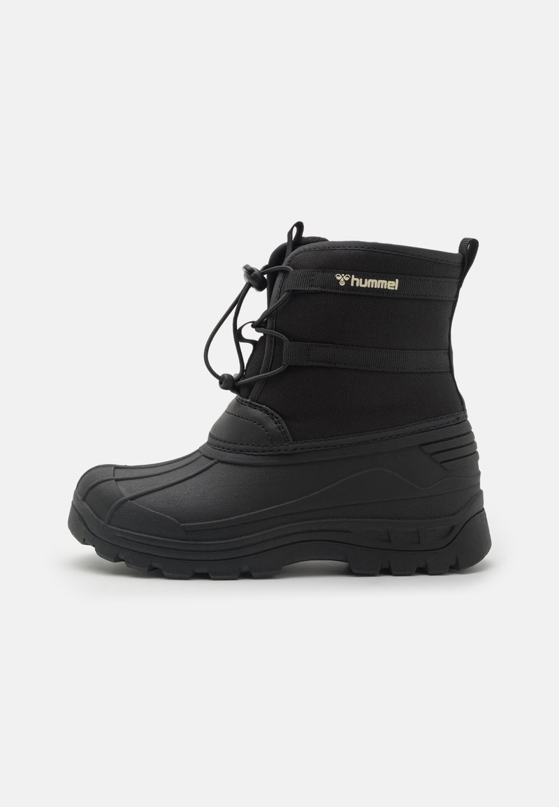 Botte d'hiver isolée noire avec semelle en caoutchouc, fermeture à lacets à bascule et dessus en tissu avec un petit logo "hummel".