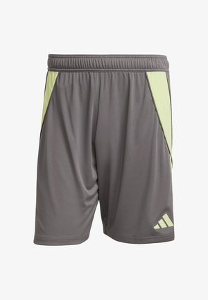 Shorts de sport gris avec des accents jaunes. Taille élastique, tissu léger, panneaux latéraux et un petit logo en bas à droite.