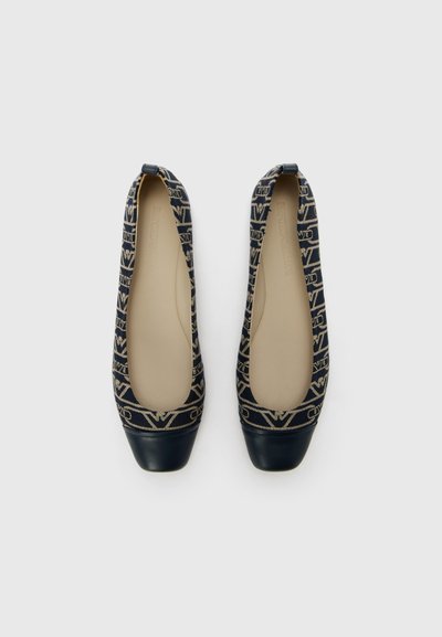 Pantofi plata navy cu un design țesut, caracterizând un model de logo repetitiv, un cap de toe din piele albastră netedă și o branț bej.