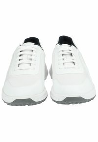 Zapatillas deportivas blancas con parte superior de tela texturizada, diseño de cordones y detalles interiores en negro. Presenta una suela de goma gris para mayor tracción.