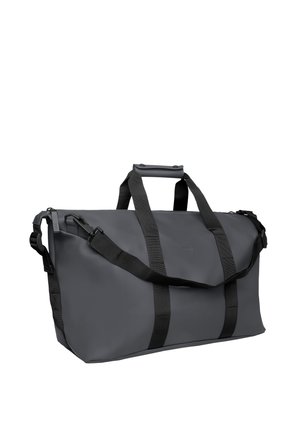 Ciemnoszara prostokątna torba sportowa z czarnym, regulowanym paskiem na ramię oraz dwoma czarnymi górnymi uchwytami z wyściełanym chwytem.