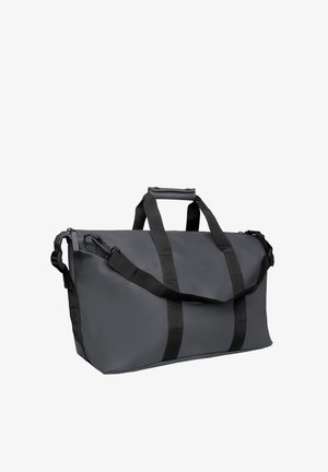Ciemnoszara prostokątna torba sportowa z czarnym, regulowanym paskiem na ramię oraz dwoma czarnymi górnymi uchwytami z wyściełanym chwytem.