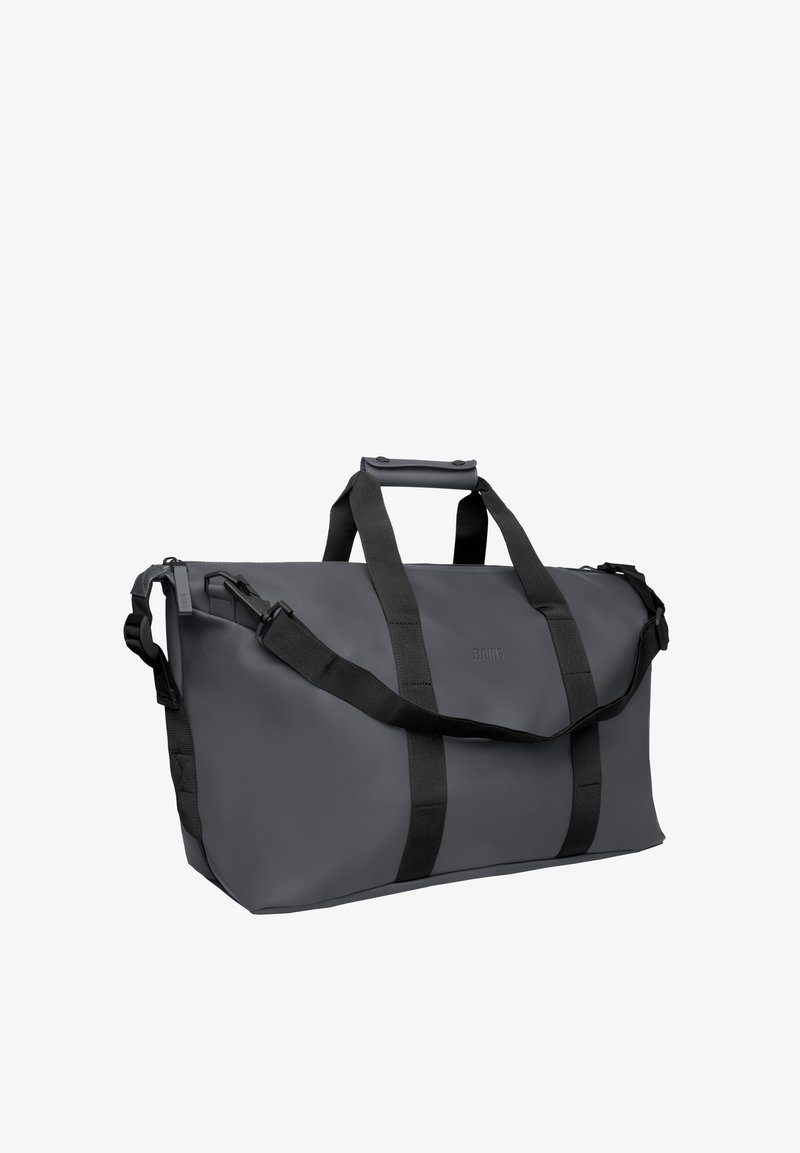 Dunkelgraue rechteckige Reisetasche mit schwarzem verstellbarem Schultergurt und zwei schwarzen oberen Griffen mit gepolstertem Griff.