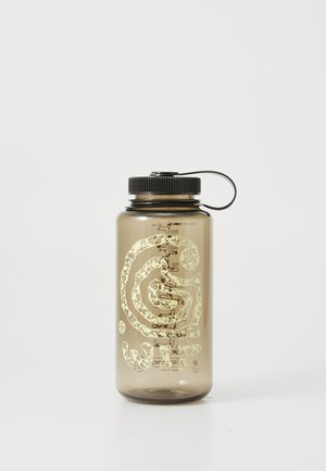 Bottiglia d'acqua in plastica marrone con tappo a vite nero, caratterizzata da un design a spirale gialla e marcature di misurazione sul lato.