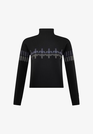 Černý svetr s vysokým límcem vyrobený z pleteného materiálu, který má geometrický vzor v šedé a modré barvě na hrudi a rukávech.