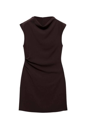 Ärmlös svart klänning med en draperad cowl-halsringning och subtil sidosamling, med en dragkedja baktill.