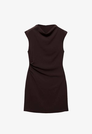 Robe noire sans manches avec un décolleté drapé et un léger ruché sur le côté, dotée d'une fermeture éclair à l'arrière.
