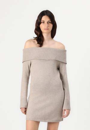 Robe tricotée beige à épaules dénudées avec manches longues, col et poignets à côtes, texture lisse et silhouette ajustée.