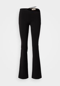 Pantalons noirs évasés en tissu doux avec une taille élastique et une texture lisse, conçus pour épouser les cuisses et s'évaser au niveau de l'ourlet.