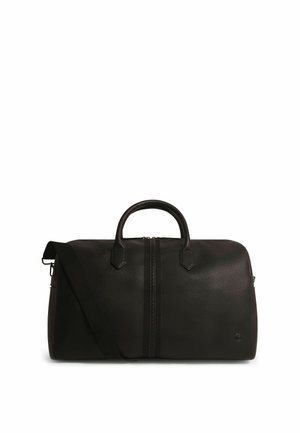 Bolsa de viaje negra de piel texturizada con dos asas, una correa de hombro desmontable y cierre central con cremallera, sobre fondo blanco.