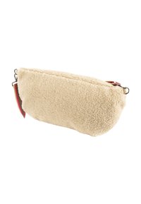 Bolsa beige de felpa con un exterior texturizado y peludo, cierre de cremallera y una pequeña etiqueta colorida en un lado. Forma compacta y redondeada.