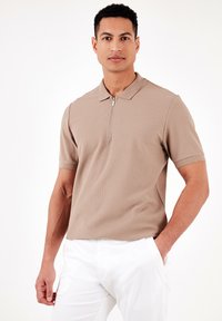 REGULAR FIT - Polotričko - light brown