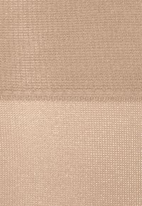 Beige tyg med en texturerad väv, som har en fin, svagt glänsande yta. Ytan visar två distinkta mönster: en slät överdel och en mer kornig underdel.